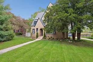 726 W Highland Ave, Elgin, IL 60123 - Photo 2