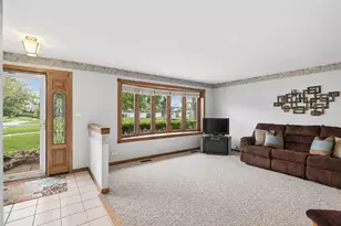 927 Gregory Ln, Schaumburg, IL 60193 - Photo 4