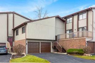 73 Century Dr, Roselle, IL 60172 - Photo 2