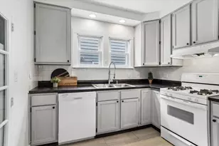 747 Watson St, Aurora, IL 60505 - Photo 8