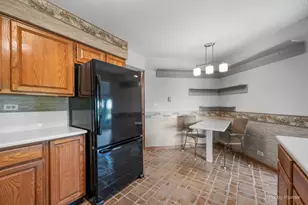 1751 Pebble Beach Dr, Hoffman Estates, IL 60169 - Photo 10