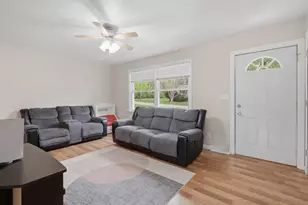 137 E 7th St, Coal Valley, IL 61240 - Photo 4