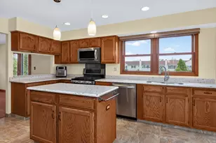 1694 Hampshire Dr, Elk Grove Village, IL 60007 - Photo 10