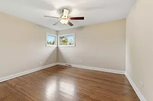 1000 Crest St, Wheaton, IL 60189 - Photo 18