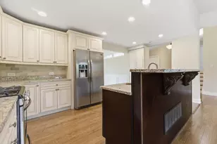 1000 Crest St, Wheaton, IL 60189 - Photo 12