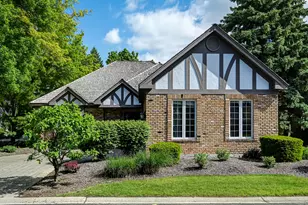 68 Berkshire Ct, Burr Ridge, IL 60527 - Photo 2