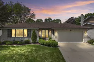 404 S Helena Ave, Mount Prospect, IL 60056 - Photo 2