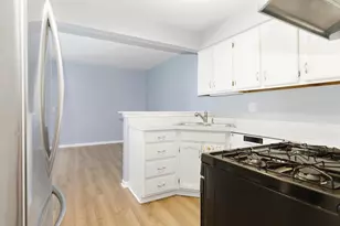1324 Queensgreen Cir, Naperville, IL 60563 - Photo 10