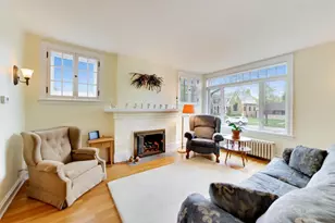 940 W Grant Dr, Des Plaines, IL 60016 - Photo 8