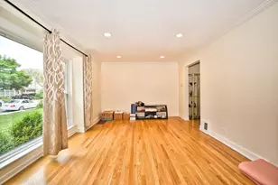6707 N St Louis Ave, Lincolnwood, IL 60712 - Photo 8