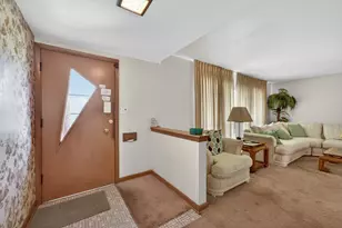 549 E 168th St, South Holland, IL 60473 - Photo 2