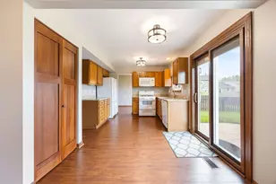 909 Fox Chase Dr Dr, Round Lake Beach, IL 60073 - Photo 12