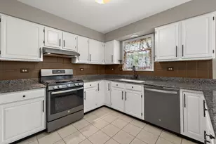 75 Hampton St, Cary, IL 60013 - Photo 4