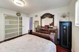 2215 S Bradford Dr, Wheaton, IL 60189 - Photo 14