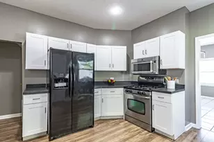 201 S Park Ave, Waukegan, IL 60085 - Photo 8