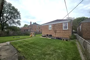 8226 S Colfax Ave, Chicago, IL 60617 - Photo 8