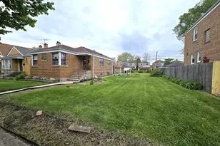 8226 S Colfax Ave, Chicago, IL 60617 - Photo 2