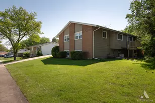6425 Clark Dr, Woodridge, IL 60517 - Photo 2