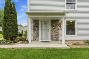 1331 N Glen Cir, Aurora, IL 60506 - Photo 2