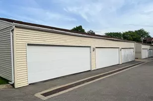 183 N Waters Edge Dr W, Glendale Heights, IL 60139 - Photo 4