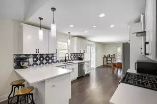 1310 W Darlington Cir, Hoffman Estates, IL 60169 - Photo 2