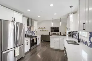 1310 W Darlington Cir, Hoffman Estates, IL 60169 - Photo 4