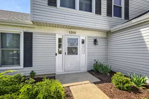 1310 W Darlington Cir, Hoffman Estates, IL 60169 - Photo 24