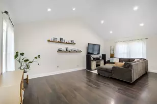 1310 W Darlington Cir, Hoffman Estates, IL 60169 - Photo 8