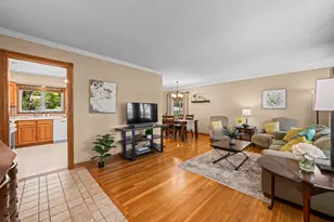 827 N Gibbons Ave, Arlington Heights, IL 60004 - Photo 2