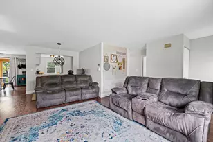 985 Brower Dr, Roselle, IL 60172 - Photo 2