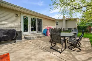 985 Brower Dr, Roselle, IL 60172 - Photo 20
