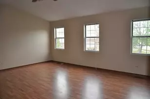 101 S Oakhurst Dr, Aurora, IL 60504 - Photo 6