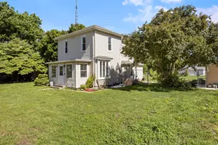 209 E Griggs St, Mansfield, IL 61854 - Photo 2