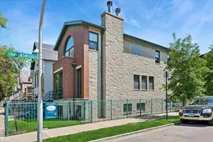 1757 W Newport Ave, Chicago, IL 60657 - Photo 2