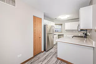 214 N Cathy Ln, Mount Prospect, IL 60056 - Photo 6