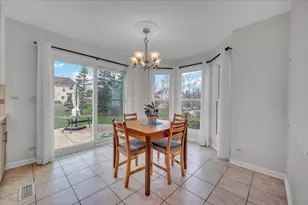 1355 Beckett Ln, Schaumburg, IL 60173 - Photo 16