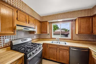 811 Oakton Ave, Romeoville, IL 60446 - Photo 2