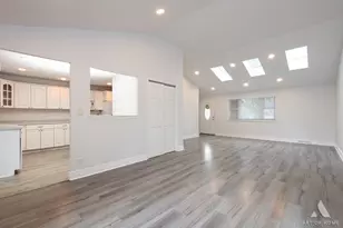 10231 Hawthorne Dr, Orland Park, IL 60462 - Photo 2