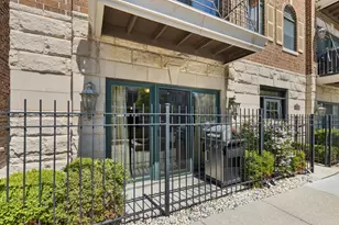 1152 W Roscoe St, Chicago, IL 60657 - Photo 2