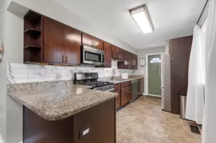 52 Sparrow Rd, Carpentersville, IL 60110 - Photo 12