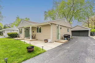 52 Sparrow Rd, Carpentersville, IL 60110 - Photo 2