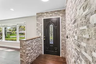 807 E Golfview Dr, Mount Prospect, IL 60056 - Photo 2