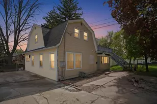 612 Oak St, Woodstock, IL 60098 - Photo 1