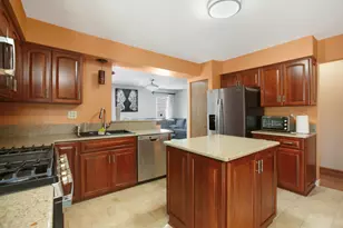 17 Buchanan Ln, Streamwood, IL 60107 - Photo 6