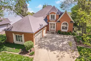 704 S Mercer Ave, Bloomington, IL 61701 - Photo 2