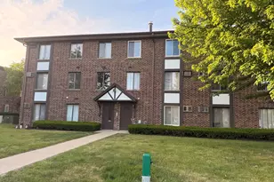 13 Crestview Ln, Vernon Hills, IL 60061 - Photo 2