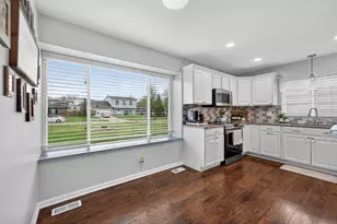 870 W Pine Ave, Roselle, IL 60172 - Photo 4