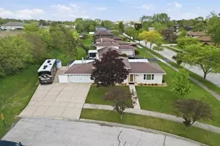 549 Willow Ln, Beecher, IL 60401 - Photo 2