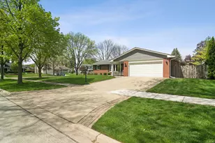 1600 E Linden Ln, Mount Prospect, IL 60056 - Photo 2