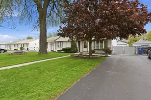 8871 S Beck Pl, Hometown, IL 60456 - Photo 2
